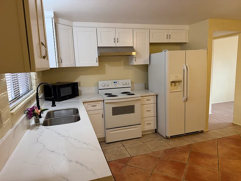 2774 N Fair Oaks Ave — Photo 5
