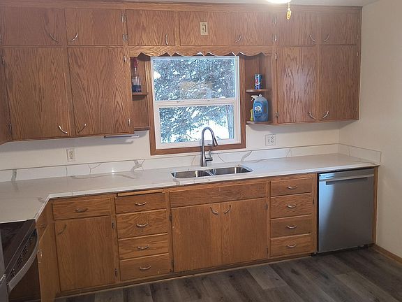 5th image of 610 Linden St W