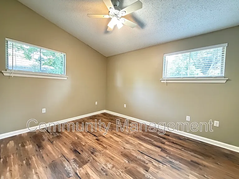 1442 Clinton Dr — Photo 7