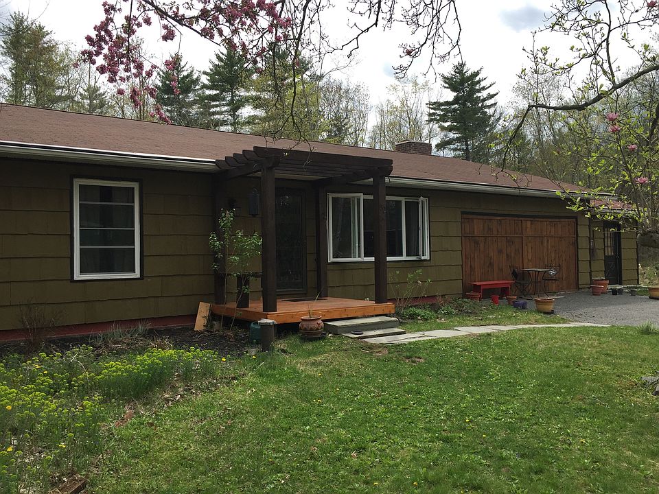 1st image of 32 Nissen Ln