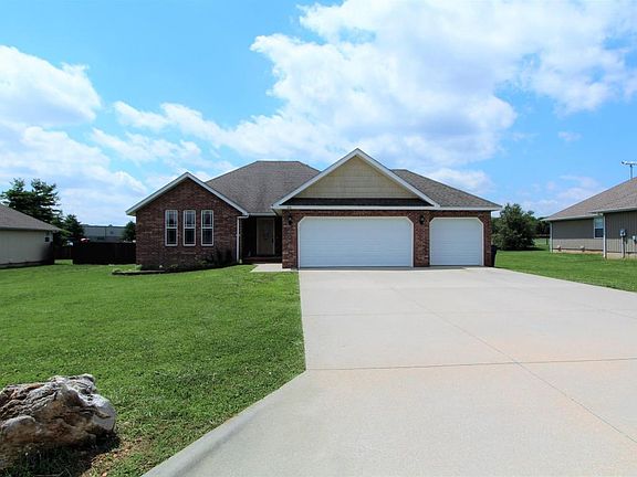 2nd image of 216 W Pheasant Ln