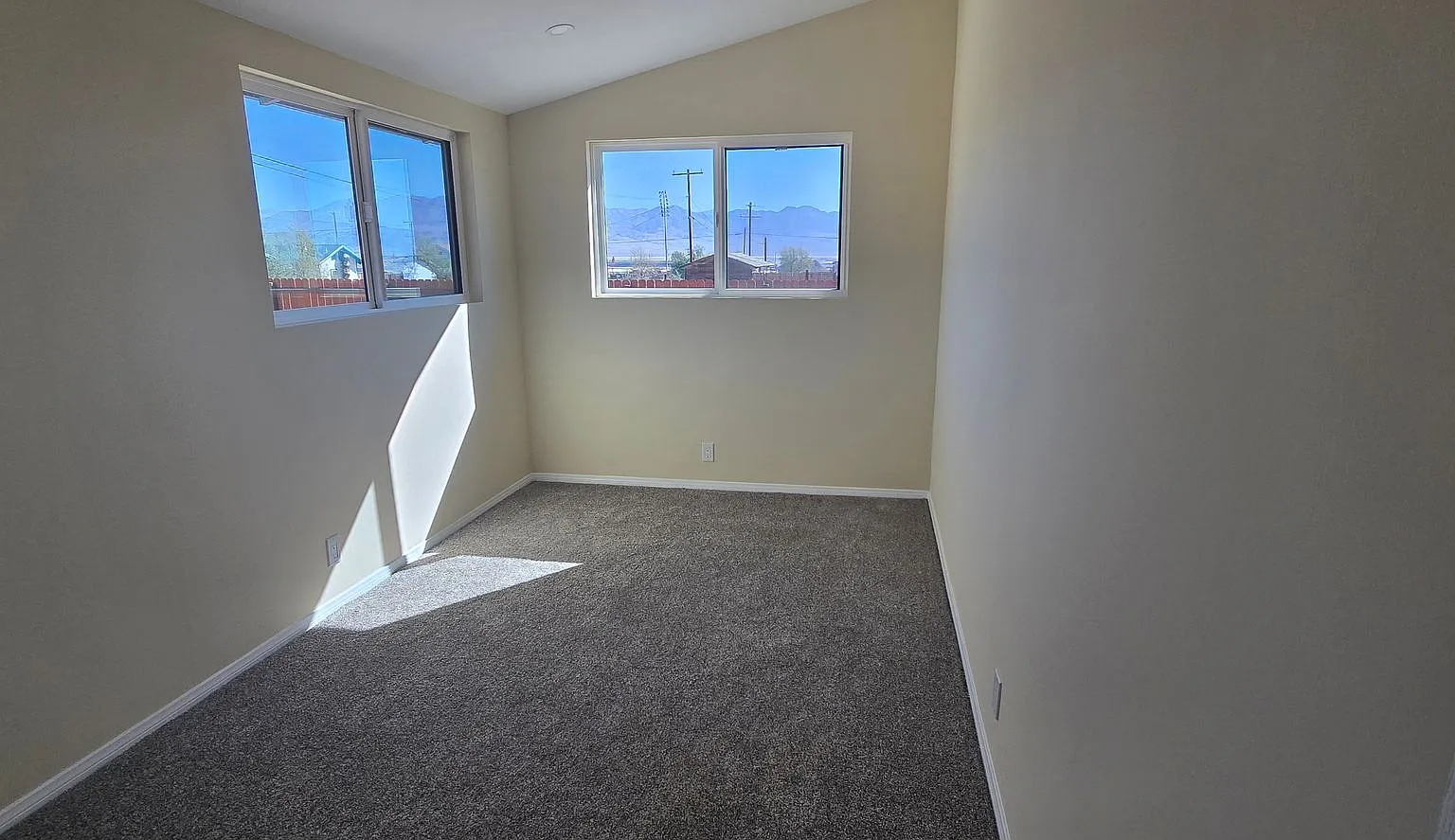 Cozy 2 bed 1 bath in Trona - Housing Choice Voucher Welcome — Photo 4