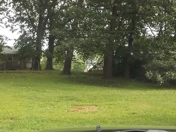 3rd image of 141 Lexington Dr