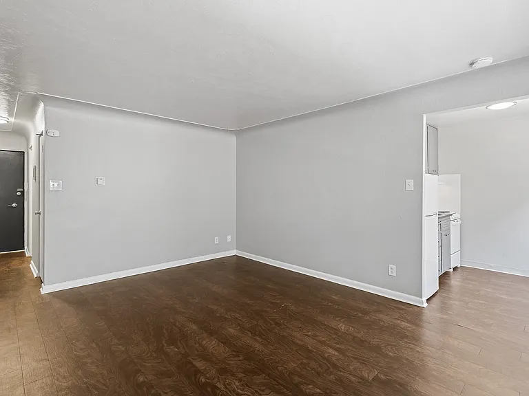 Admiral Apartments — Photo 21