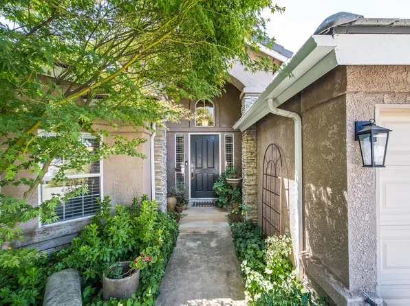 2955 E Pryor Dr, Fresno, CA 93720