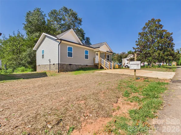 210 22nd Avenue Pl NE, Hickory, NC 28601