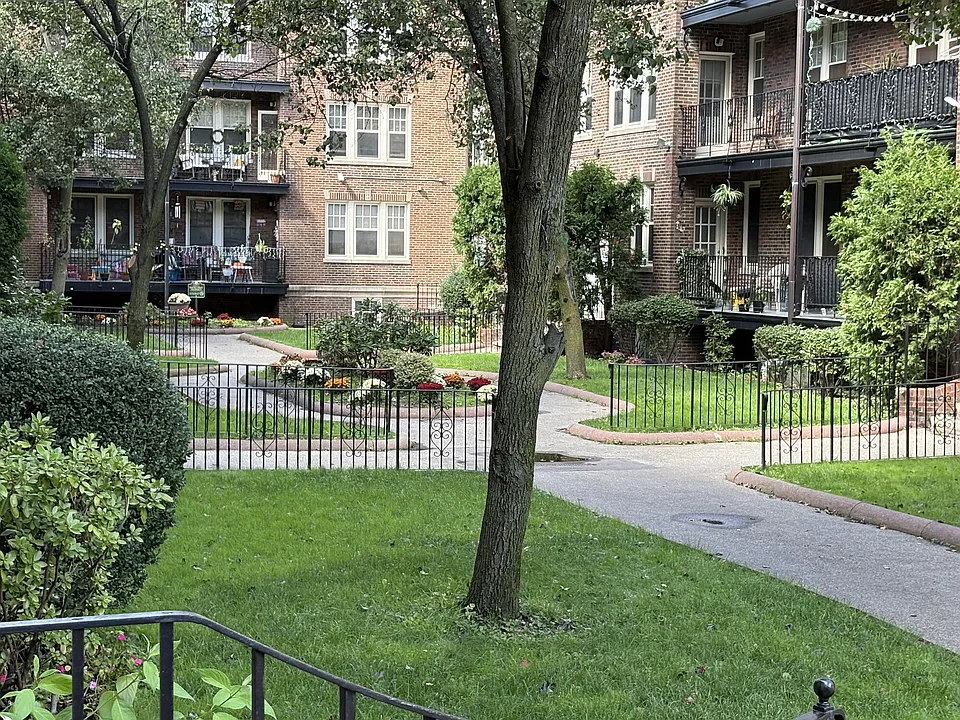 Beautifully maintained courtyard and green space within the Nazing Court community