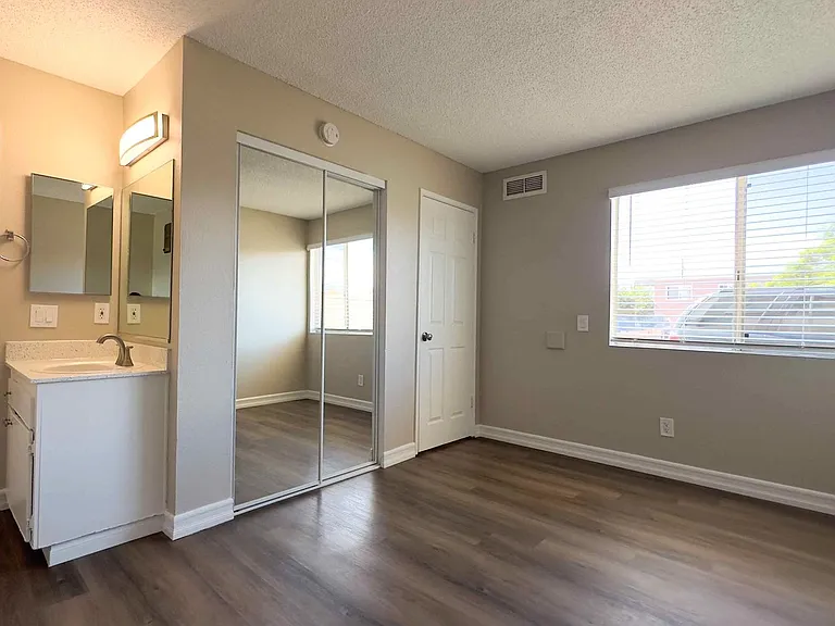 4325 Texas St — Photo 6