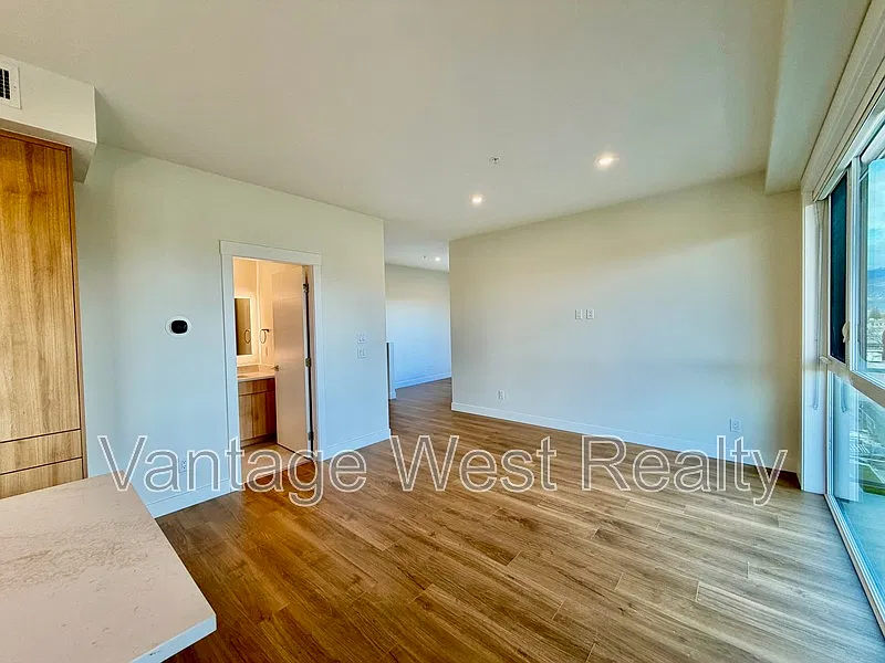 2 bed, 2.0 bath, 878 sqft, $2,400 — Photo 2