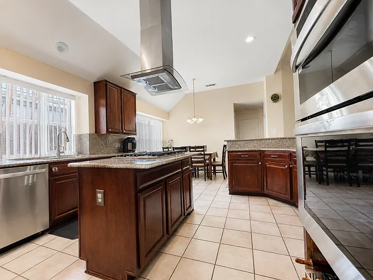 1405 Meadow Dr — Photo 9