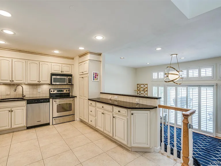 100 Woodlake Dr W — Photo 4
