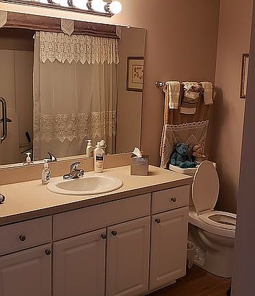 5th image of 724 Lambton Cir E