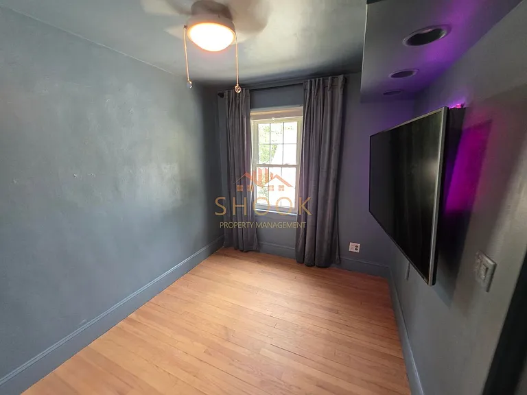 914 Vine St — Photo 23