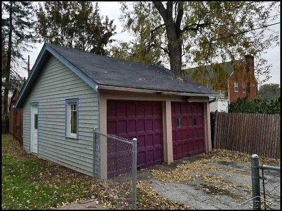 4th image of 215 Goetz St