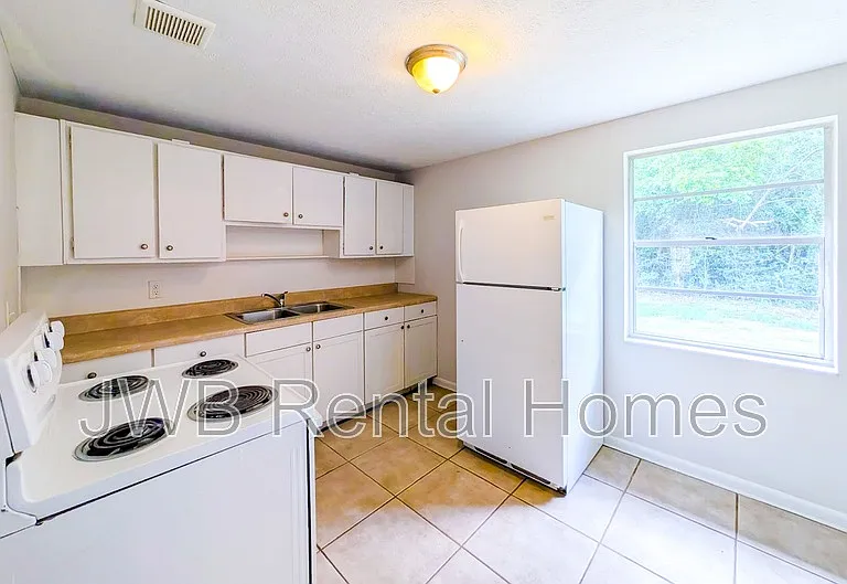 5742 Newberg Ln — Photo 2