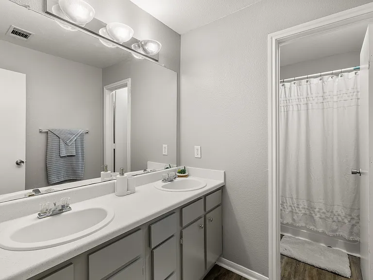 Sunset Pointe Apartments — Photo 50