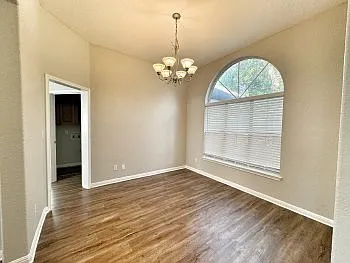 521 Woodlake Dr — Photo 2