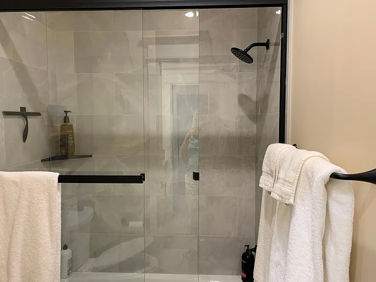 Guest bath tub/shower