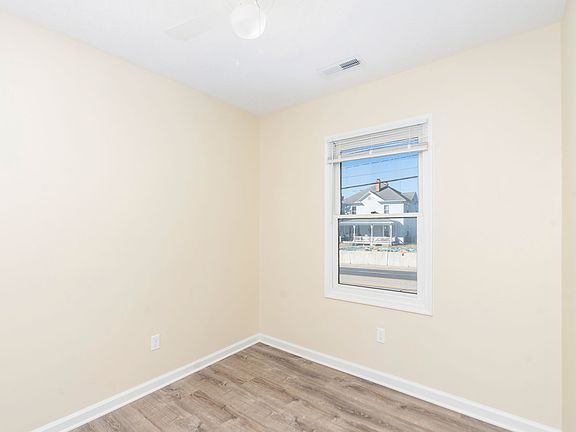 3rd image of 556 N Delphine Ave APT 3