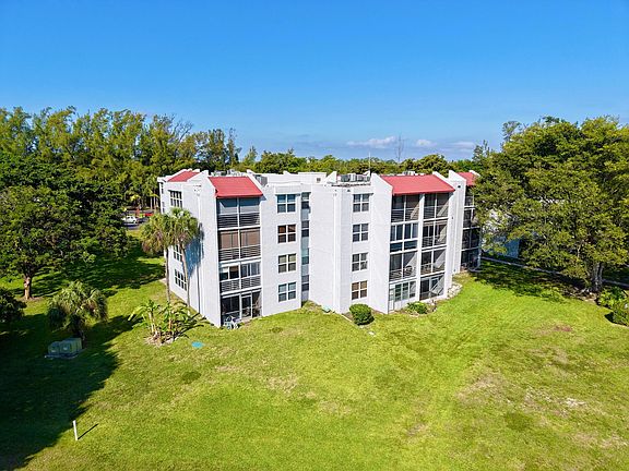 4th image of 9421 Evergreen Place #404