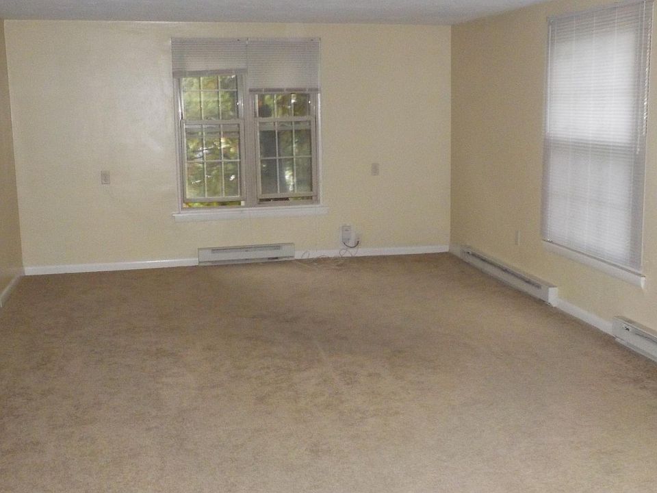 2nd image of 121 N York St
