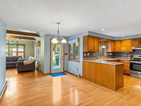 5th image of 20 Country Farm Rd
