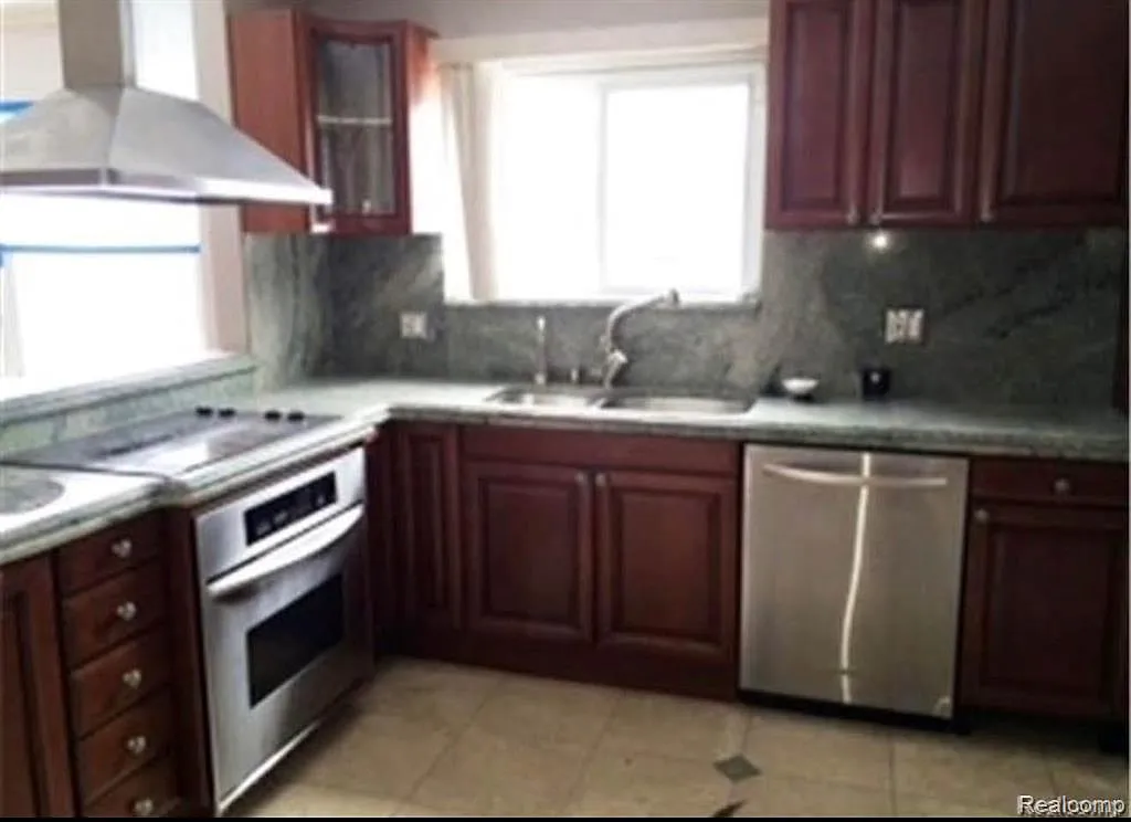 4 bed, 2.5 bath, 1735 sqft, $3,300 — Photo 3