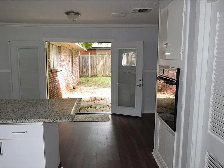 9902 Tolman St — Photo 15