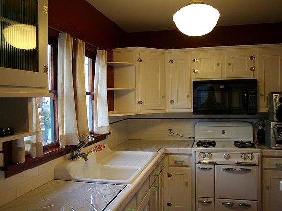 4th image of 1449 E Florida St