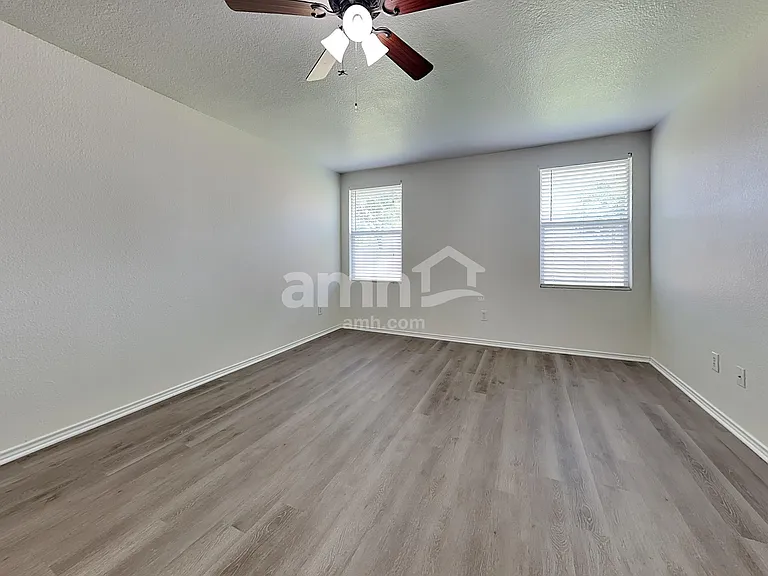 1421 Englewood Dr — Photo 8