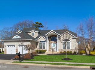 7 Nestle Ct, Bohemia, NY 11716