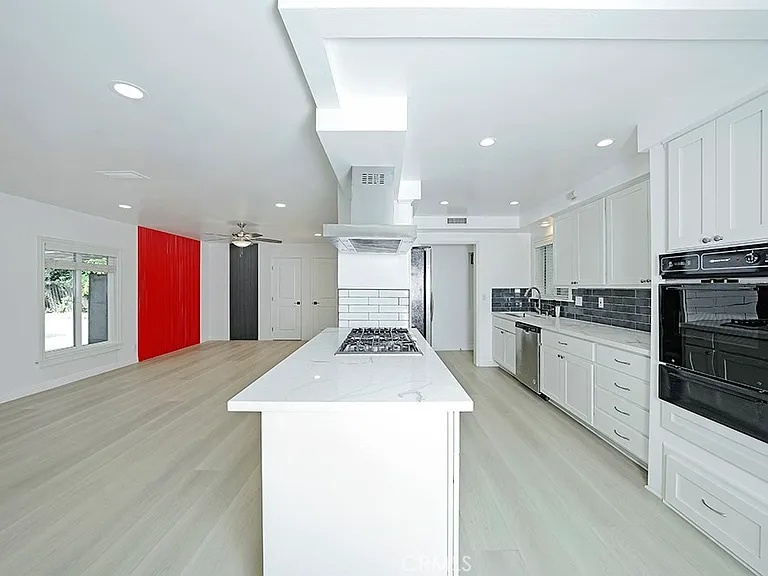 2149 Victoria Dr — Photo 10