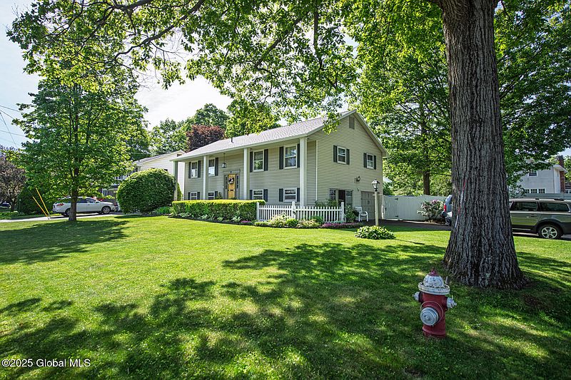 3rd image of 72 Crestwood Drive