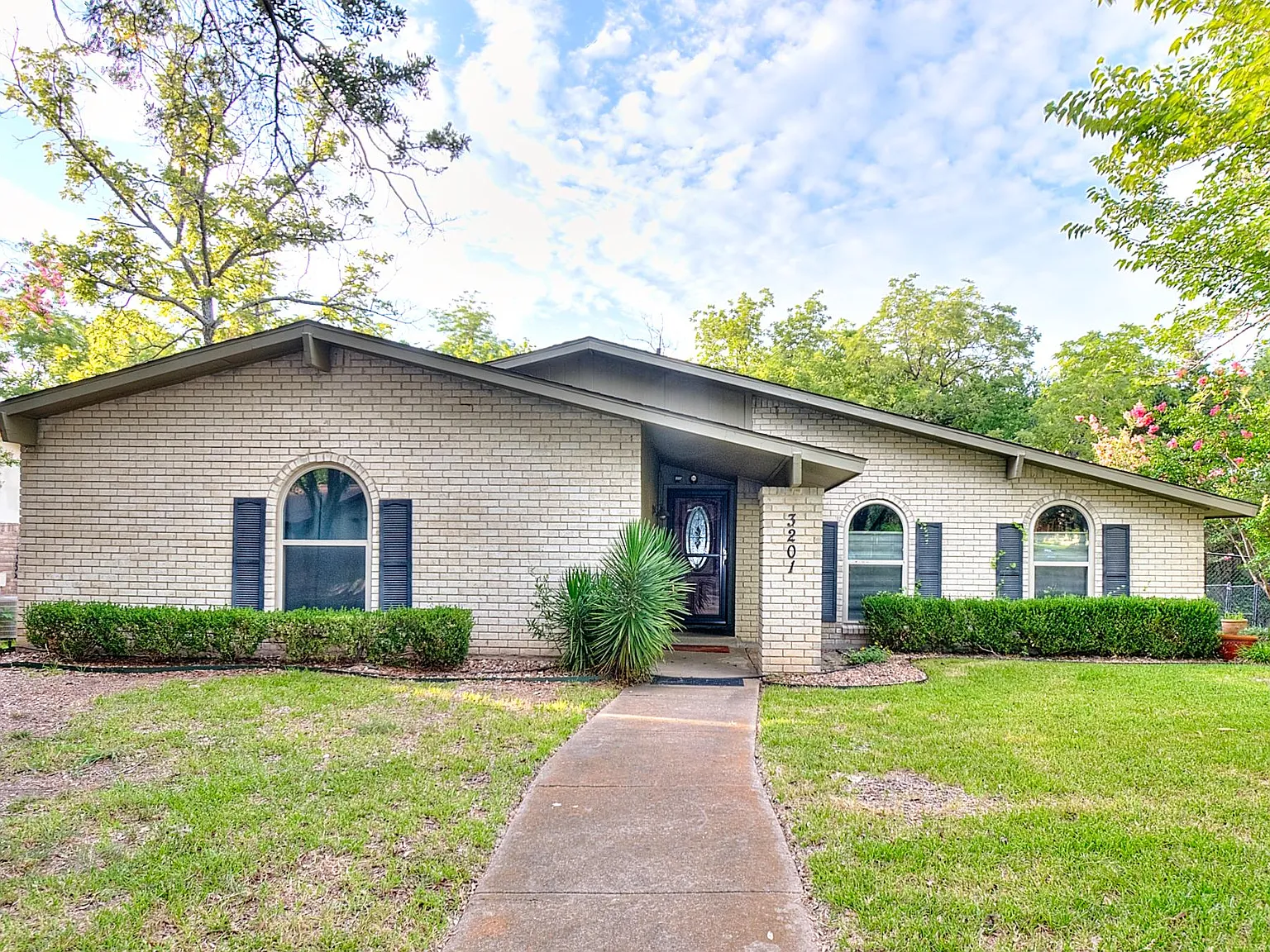3 bed, 1989 sqft, $2,350 — Photo 2