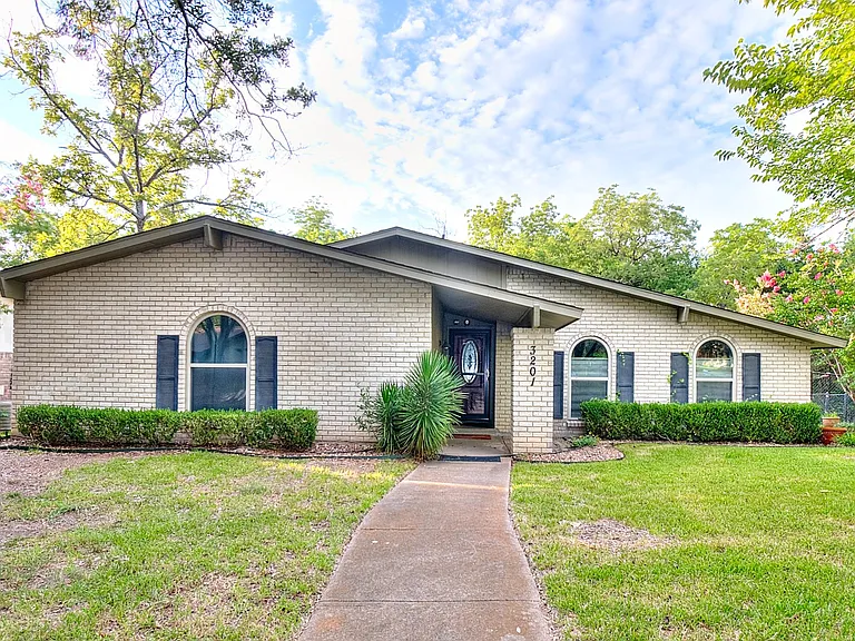 3201 Christie Cir — Photo 1
