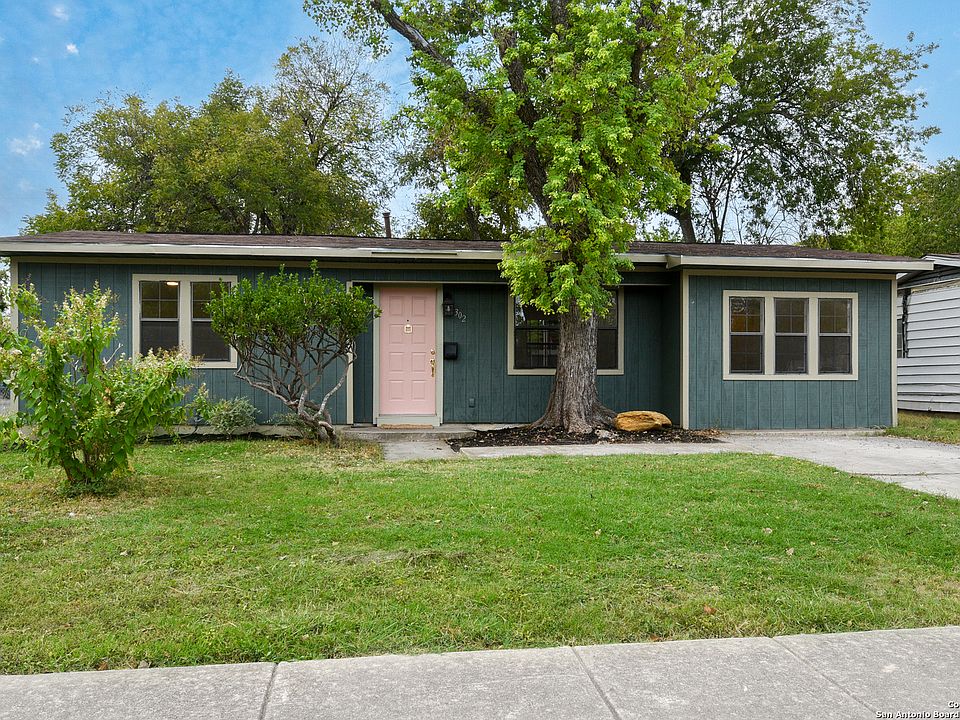 1st image of 302 STOREYWOOD DR