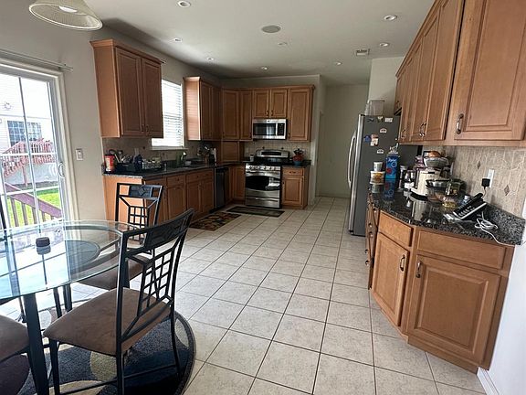 3rd image of 25 Eddington Ln