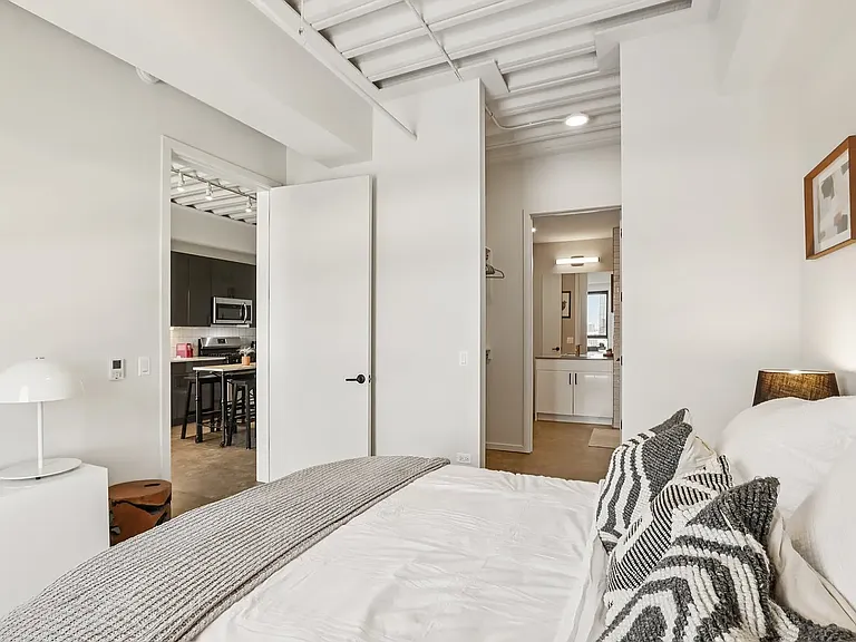 1222 W Jackson Blvd #206 — Photo 2
