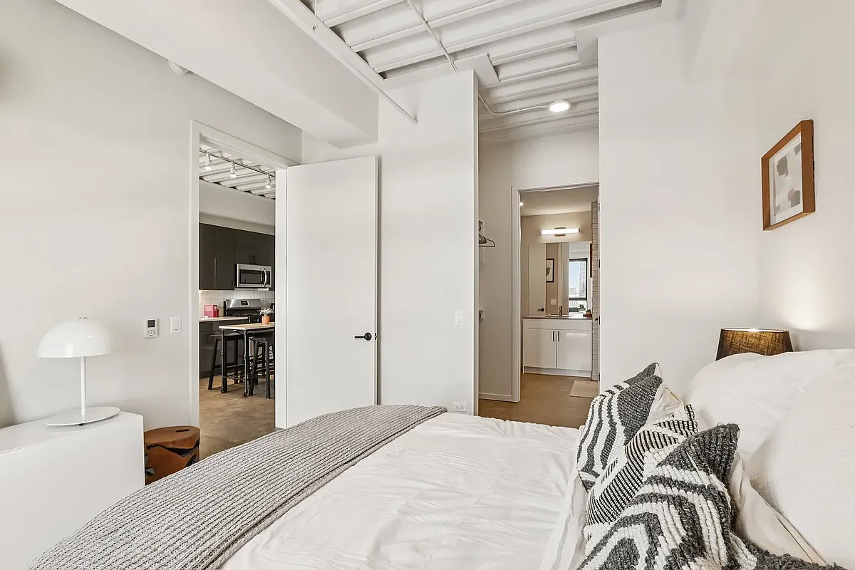 Building Photo - 1222 W Jackson Blvd #309