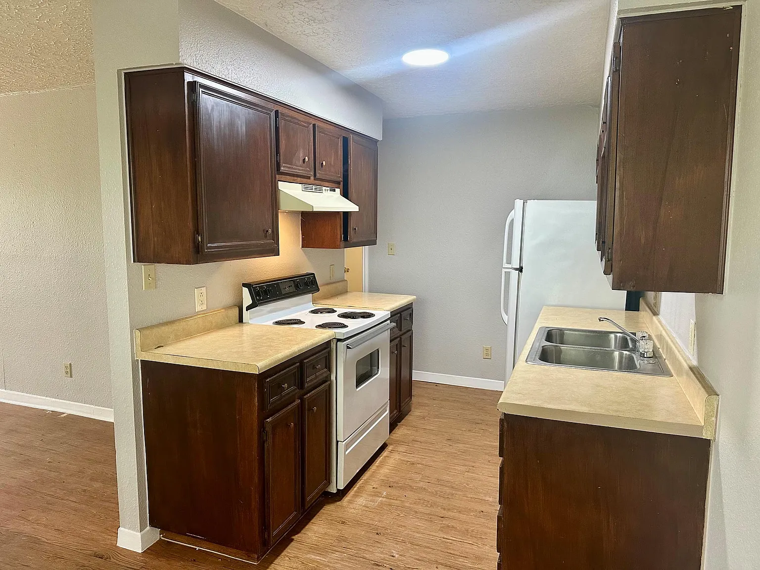 2 bed, 1.0 bath, 880 sqft, $1,350 — Photo 4