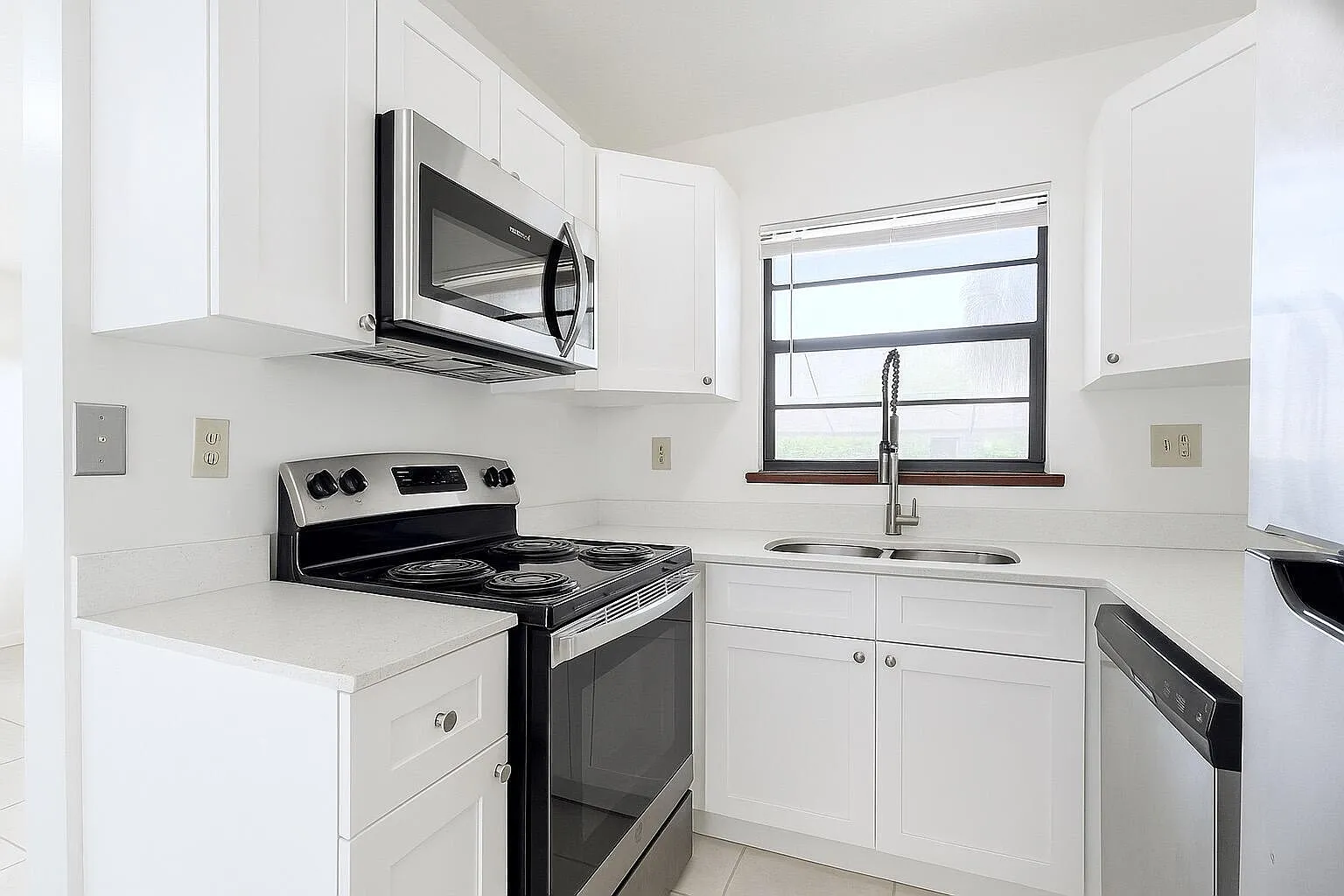 2 bed, 2.0 bath, 890 sqft, $2,100 — Photo 2