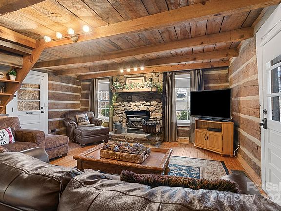 4th image of 1040 Oak Ridge Ln