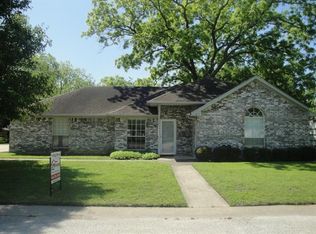 617 E Rest Cottage Dr, Pilot Point, TX 76258