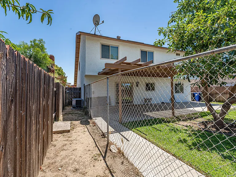 8566 Club House Dr — Photo 31