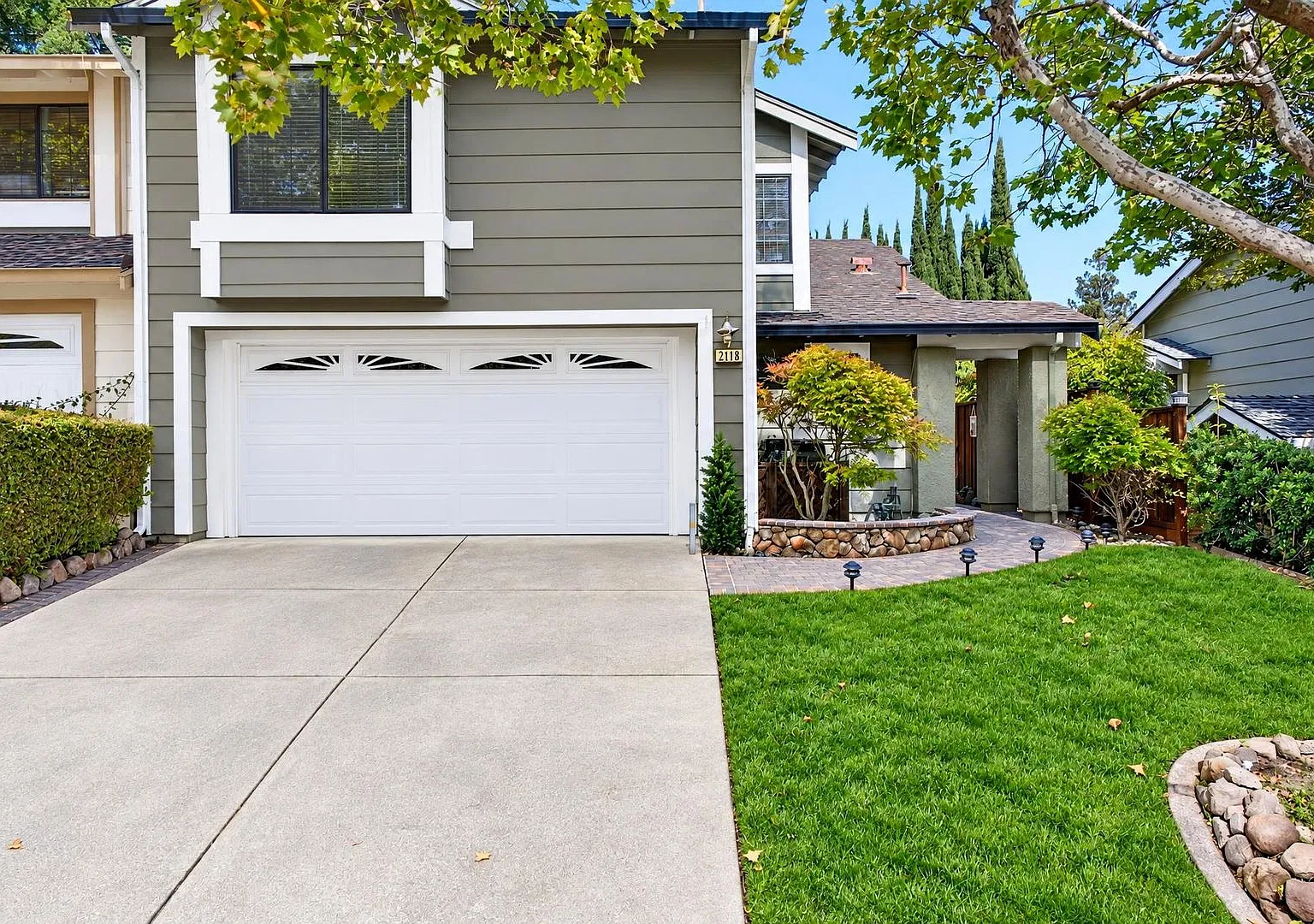 Beautiful Martinez Townhome | Vaulted Ceilings |Private Yard | 2-Car Garage — Photo 3