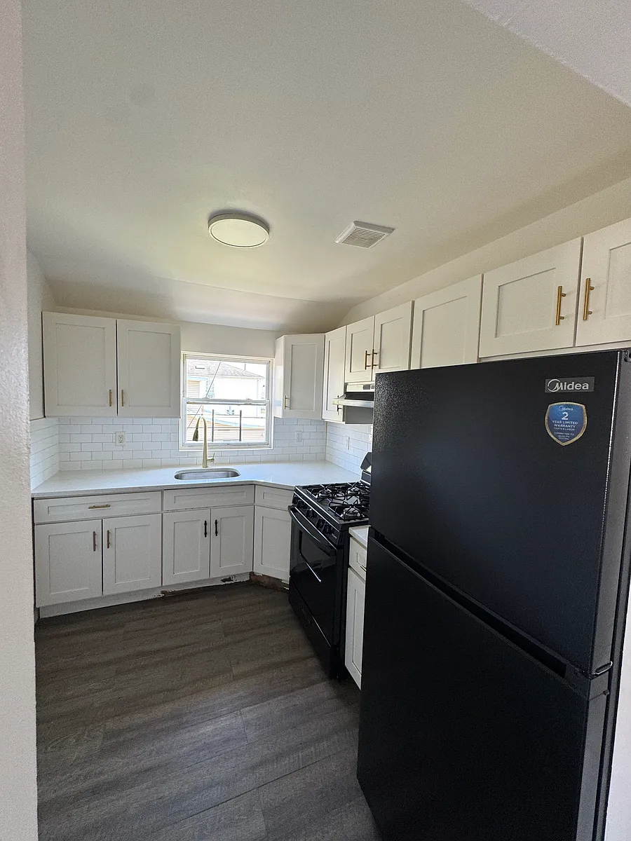 Building Photo - 69-09 Bayfield Ave #2