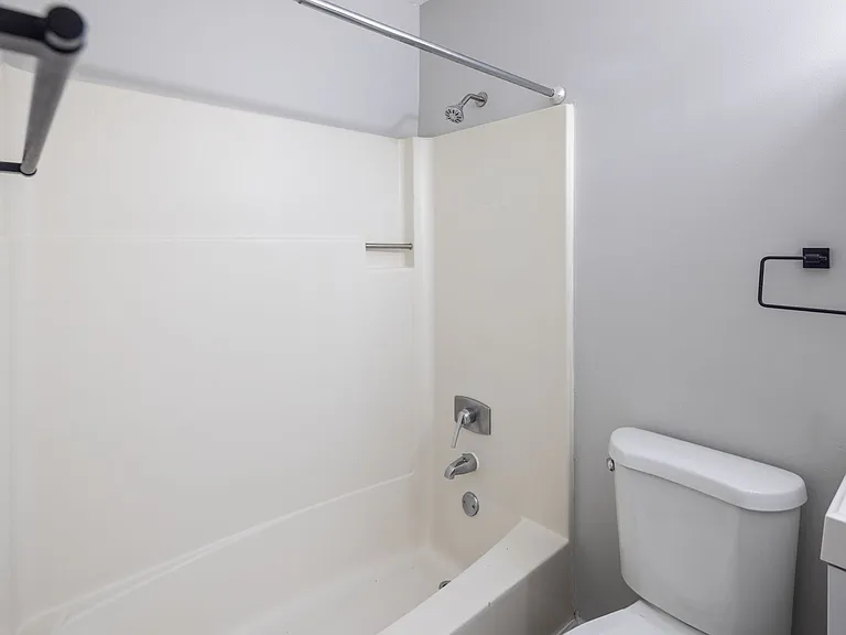 Grant Street Apartments — Photo 47