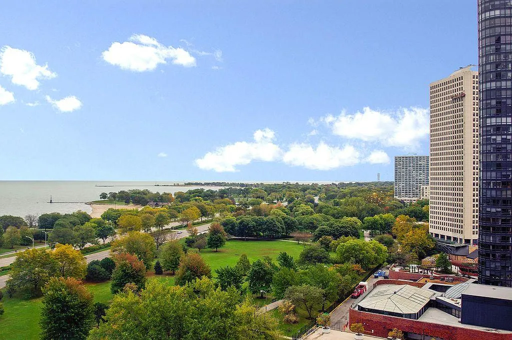 5455 N Sheridan Rd APT 702 photo 1