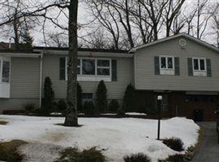 4 Oak Ct E, Highland Lakes, NJ 07422