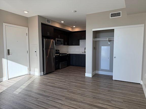 4th image of 557 W Date St #501